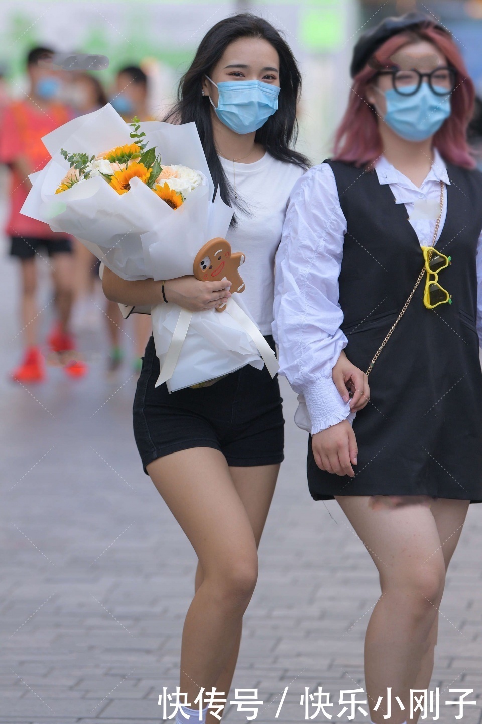 运动鞋|鲜花点缀穿搭,白色T恤搭配黑色裤子,既温柔又浪漫