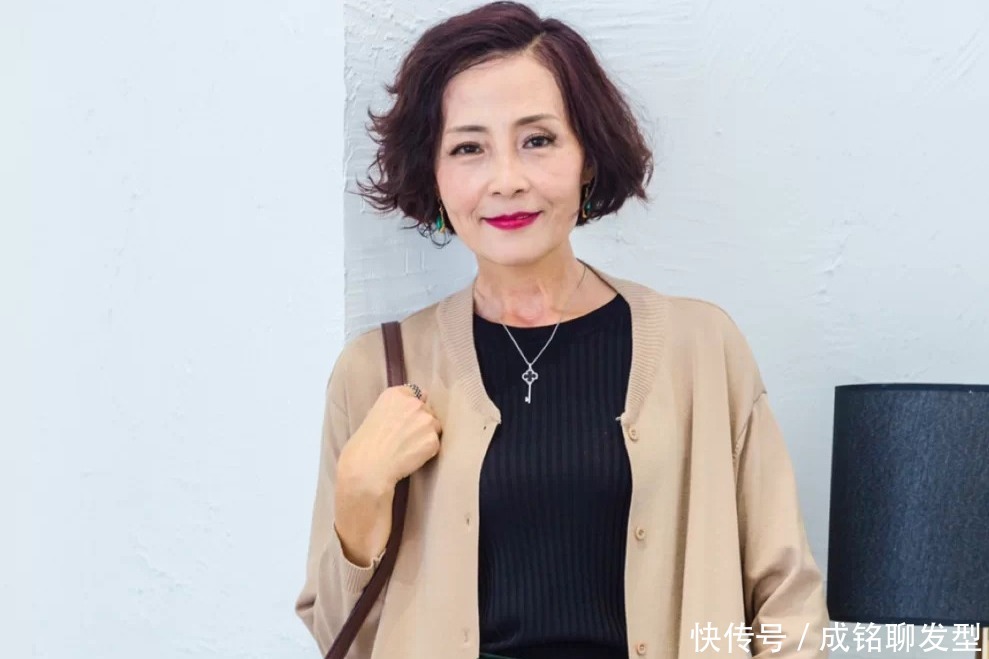 50岁女人最好放弃黑长直吧!这几位漂亮大妈精致短发,优雅又减龄