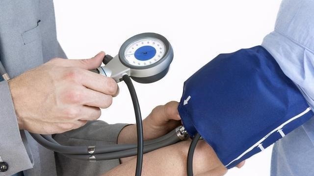 凉拌香椿|高血压患者不能吃韭菜?医生忠告:若想稳定血压,3种素食要少吃