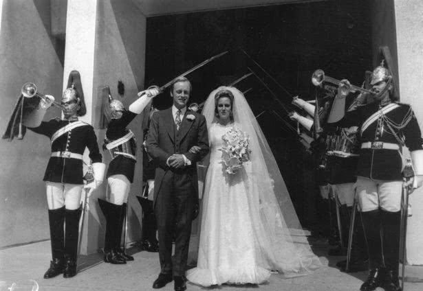 威廉|有妈的孩子像块宝:70岁查尔斯看球睡着,92岁女王微笑不忍叫醒他