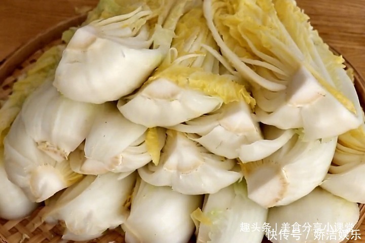 酸菜|腌酸菜时，不要直接加食盐，多加1步，又酸又脆，半年都不坏