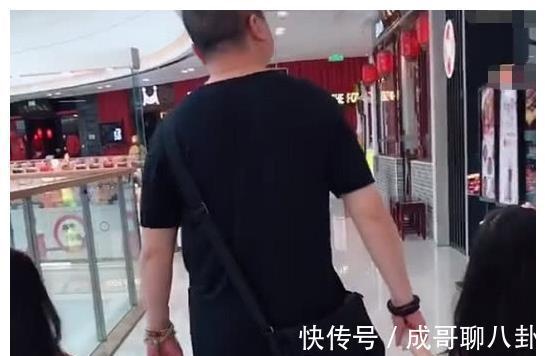 超拉风|“拉仇恨奶爸”带俩小情人逛街火了,那六亲不认的步伐超拉风