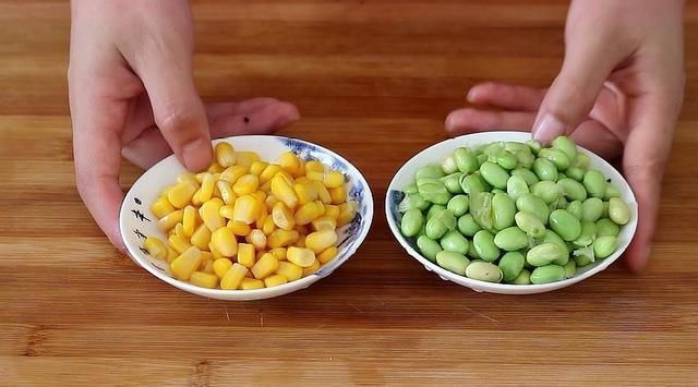 大米饭|大米里扔1个西红柿,我家经常做,给肉也不换,孩子爱吃