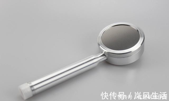 卫生间别装挂墙花洒了,听老师傅说完,才知现在都流行这样的