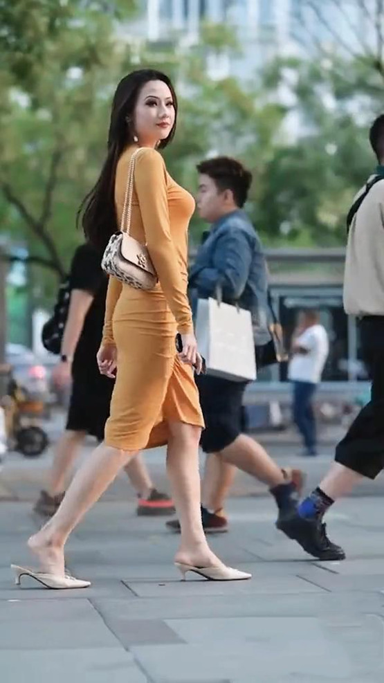 身材高挑 身材高挑的连衣裙小姐姐,自然大方的穿搭,尽显十足的魅力!