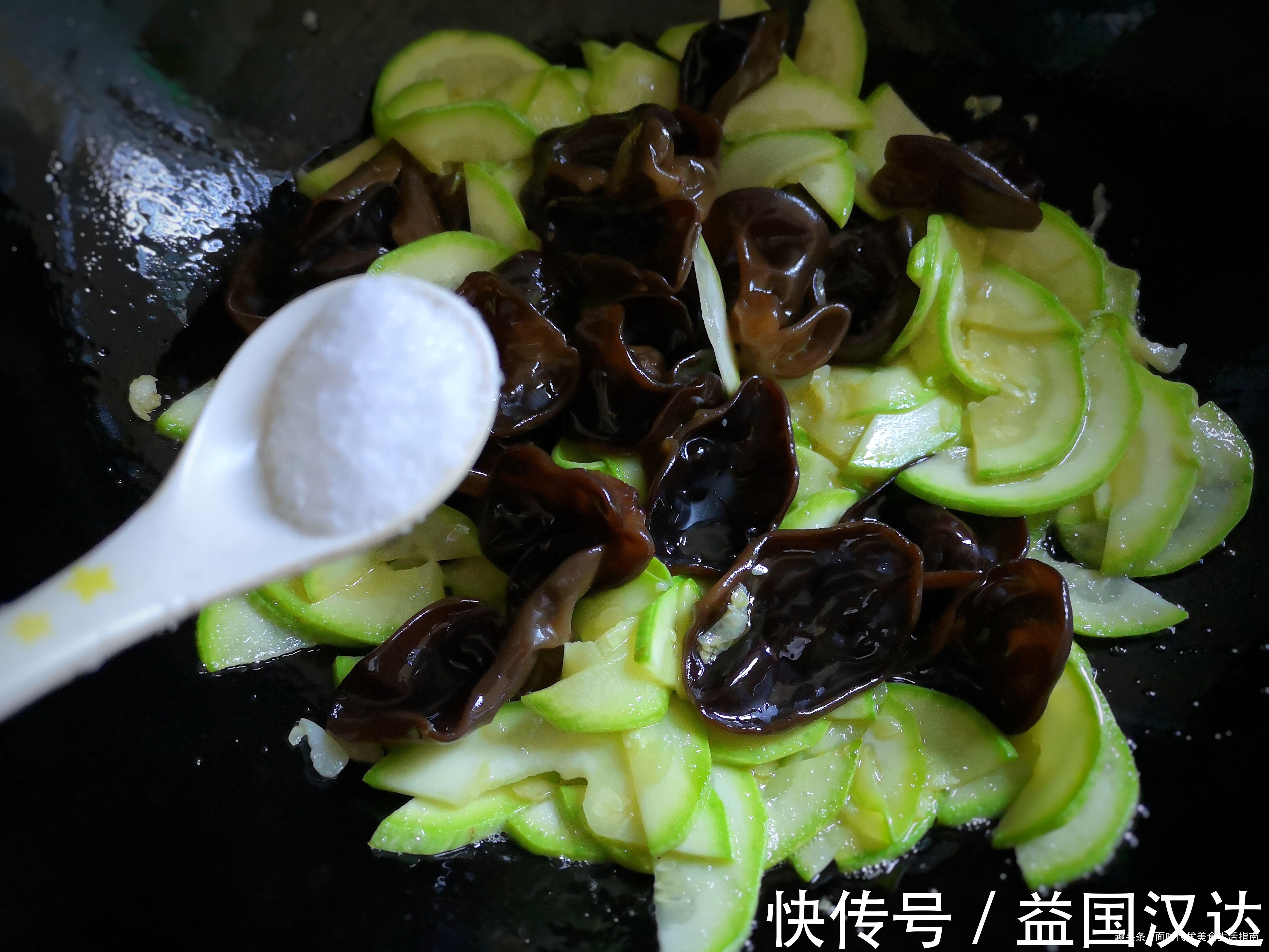 补血|它是“食物中的阿司匹林”,铁是菠菜的20倍,常吃滋肾养胃还补血