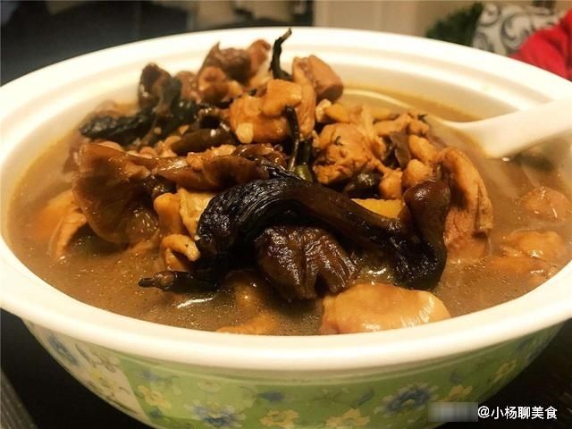 炖鸡汤|小鸡炖蘑菇，到底要不要焯水？这一步做错，鸡肉口感差，不好吃