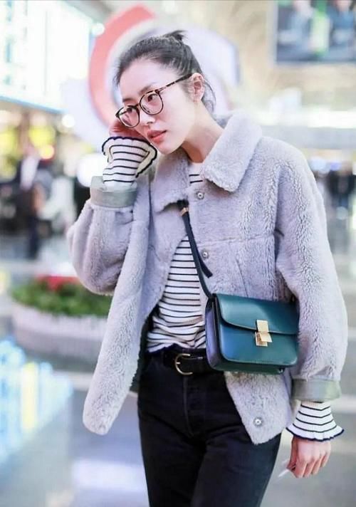  减龄|刘雯潮流冬装搭配来袭，牛仔派克服配浅色牛仔裤，减龄时尚又有范