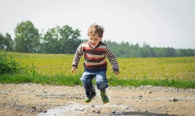 运动|孩子个子矮怎么回事?3岁前宝宝这样做运动,后天身高发育差不了