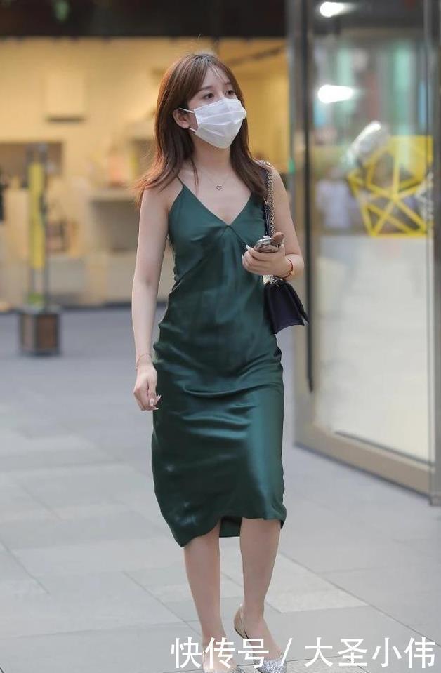 前卫|美女街拍:简单大方的女孩最让人心动,这样穿真成功,项链证实她有多低调