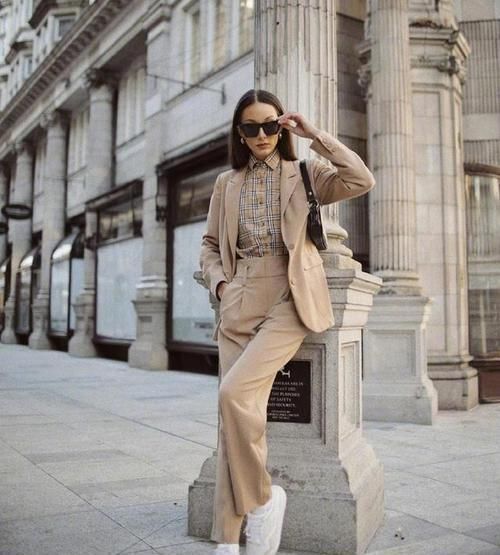 “英伦风尚”太难搭?只因你不会穿,跟着时髦精这样穿,洋气高级