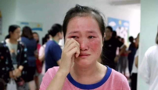 大人们|孩子睡觉总是咧着嘴笑,父母带娃去医院检查,医生:幸亏来得及时