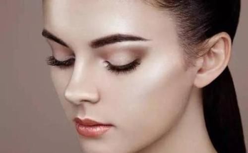 口红|为什么你的妆容总是显得“廉价”?避开这七点,才能自然又高级