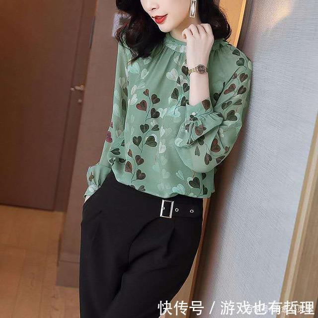 40岁女人要穿嫩一点,少穿黑色。试试这雪纺衫,年轻又洋气