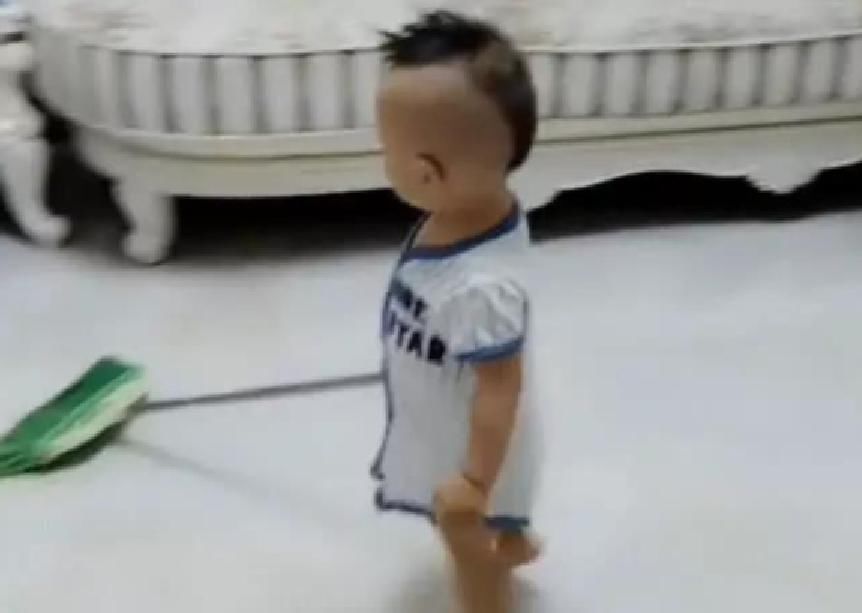 妈妈|妈妈假装不舒服,2岁男宝宝看到后,接下来的行为暖化人心