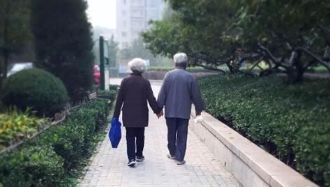 寿命|人上了年纪后,为何会越走越慢?走路快的人,“寿命”会比较长?