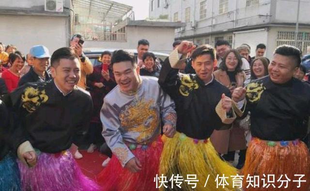 女排姑娘|举重冠军和女排姑娘成婚!开劳斯莱斯豪车接亲,现场挤满人抢红包