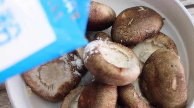 清水洗香菇,和没洗一样,教您一招,脏东西和小虫子自动溜走