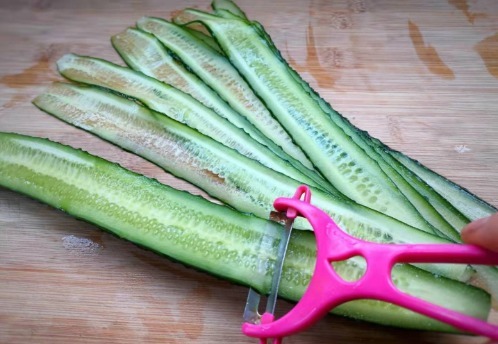 教学|教学每天一道菜,黄瓜拌皮蛋的做法,一碗料汁就够了