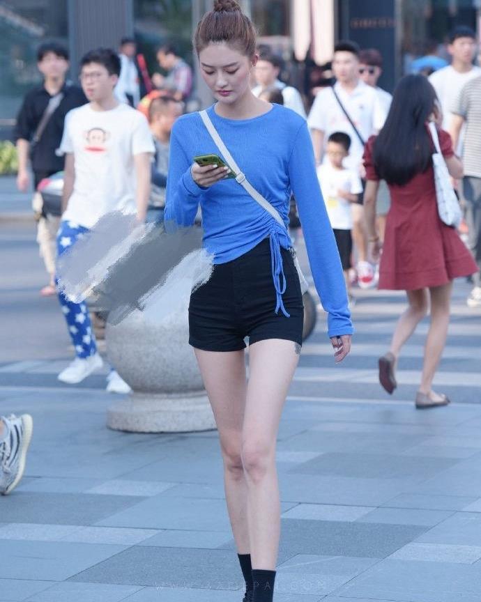 运动服|长腿姐姐的秋日穿搭，蓝色打底衫搭配热裤，完美展现好身形