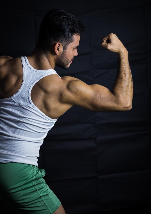 哑铃|“哑铃向上弯曲”这个动作,长期坚持,二头肌会越发饱满