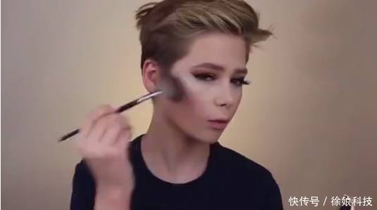 小男孩|5岁小男孩模仿老妈化妆,化完后的样子无法想象,叫人傻住