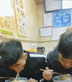 |搞笑GIF:这群臭小子坏得很