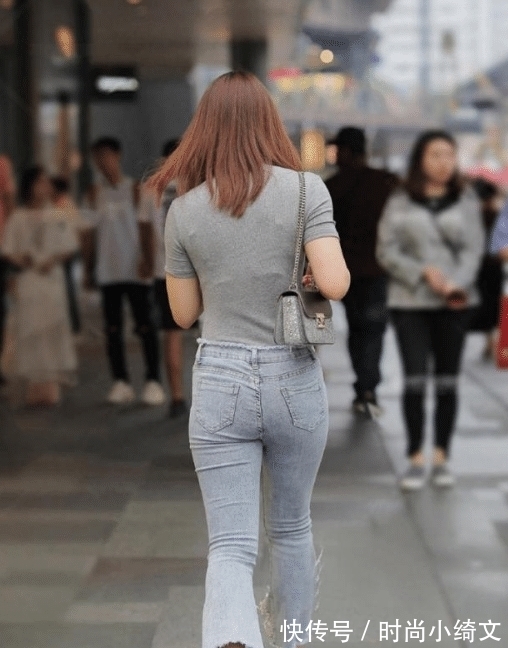 牛仔裤|薄款绒衣搭配开脚牛仔裤，初秋穿搭，时尚又保暖