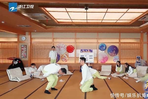 节目|蔡徐坤录制“跑男”在线摸鱼，频繁看手机，弹幕道出真相