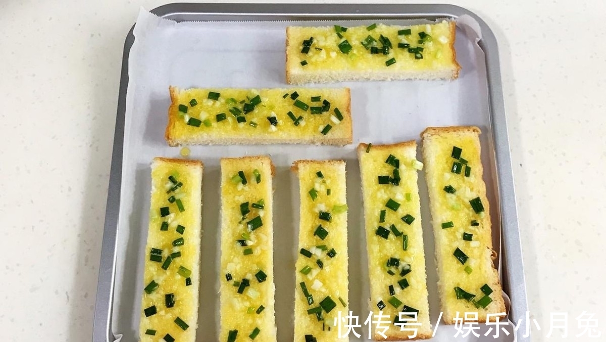 蒜泥|吃剩下的吐司再加工,做成蒜蓉吐司条,大人孩子都爱吃