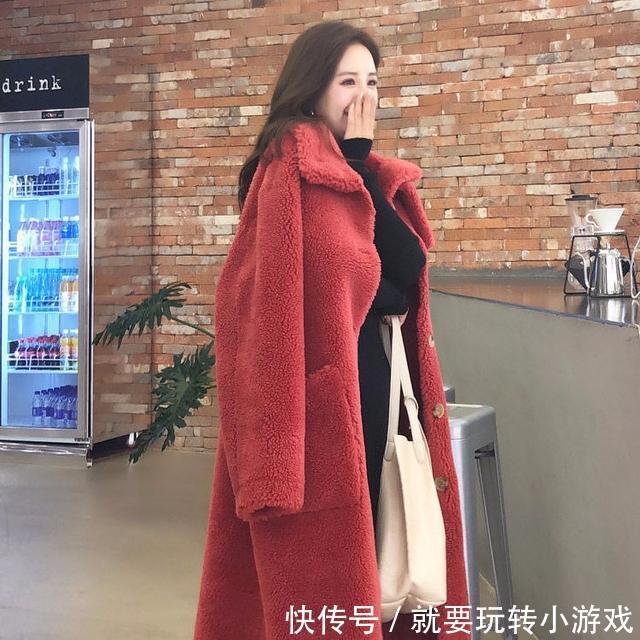 发现一款时髦的“皮毛一体”,70后女人穿,洋气减龄又显气质