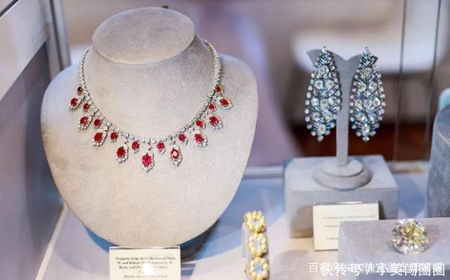 要做世界上最幸福的新娘,除了婚纱,闪耀的宝石项链也是必不可少