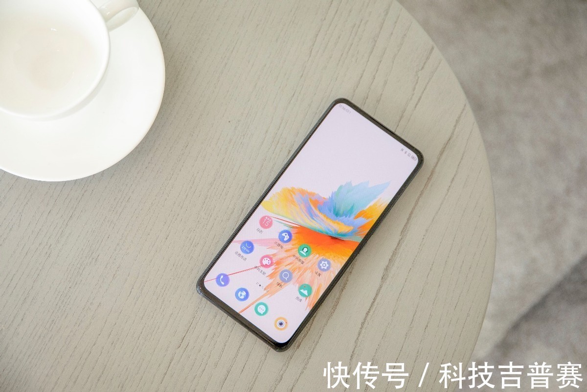 中兴没刘海太舒服了,中兴 Axon 30给你一整块真全面屏