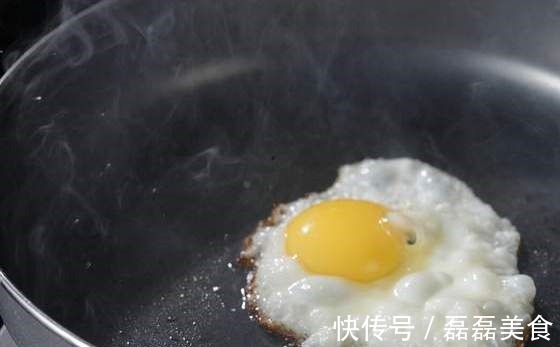 老少皆宜|煎荷包蛋有窍门，别再直接下锅了，多做1步，鸡蛋更香嫩，不粘锅