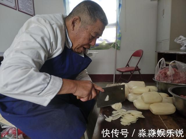 李师傅|51岁厨师徒弟和72岁师傅搭班做宴席，两人一天挣300元