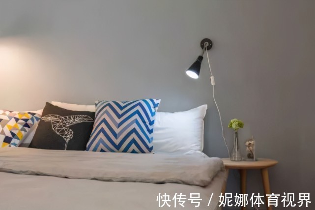 床头柜|卧室放床头柜太土了,现在床边流行这8种设计,实用又美观