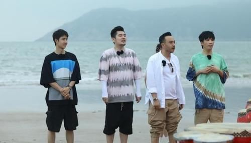 天妈|海滩少年王一博,一回天天向上就变乖,游玩美食乐不思蜀!