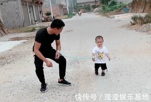 父子|“互遛父子”出门散步火了,爹遛娃还是娃遛爹?已经傻傻分不清