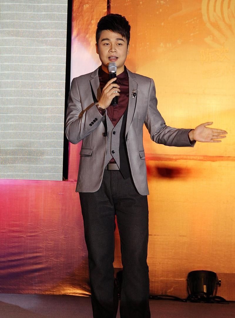 《王牌对王牌》沈涛老婆曝光,竟是节目递话筒的女生,这狗粮撒的