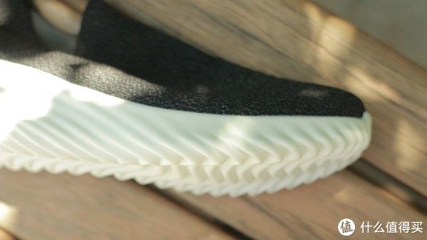 鞋底 比起踩屎感,我更喜欢袜套式,一双鞋才十几元却给你快乐脚感