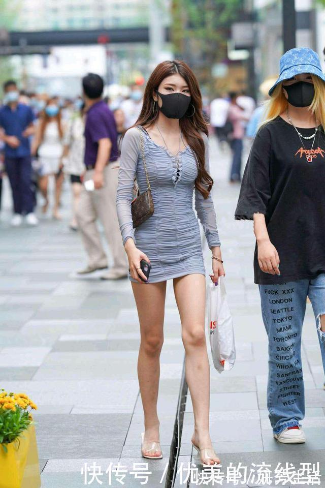 美女 潇洒的美女,一袭褶皱裙,穿出了身材的美,气质的美