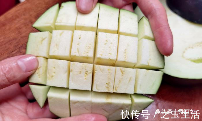 秀厨娘|夏季要多吃此菜,营养极高,上锅一煎一炖,鲜香入味,解暑又开胃