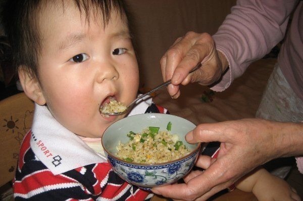 零食|劝告家长它是“幼儿杀手”,比泡面还“伤脾”,再喂是在坑娃