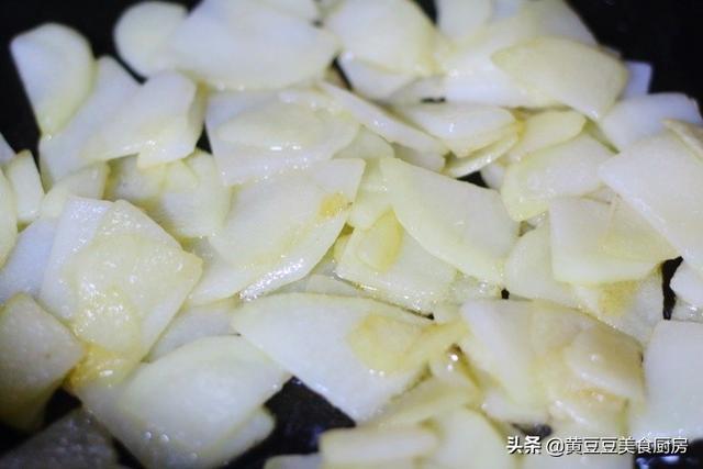 土豆别再炒土豆丝了，这种做法才是孩子最爱的，炒一盘都不够吃