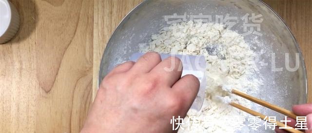 豆沙馅|芝麻豆沙酥饼,制作简单,层层酥脆,一口下去直掉渣,香酥可口!