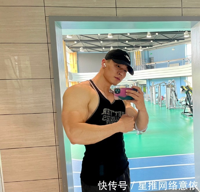 安全杠|麒麟臂堪比普通人大腿,人鱼线清晰可见,满身肌肉壮如牛!