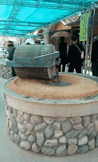 |搞笑GIF:这模特脚崴了还能继续走路?