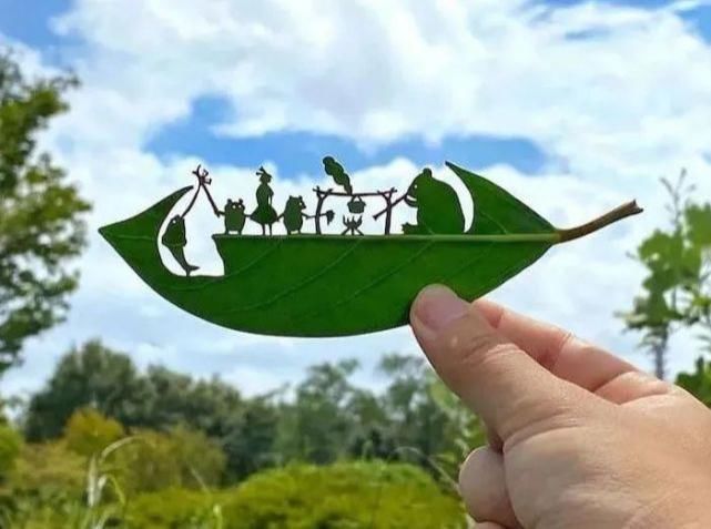 ?艺术家真会赚钱，把捡来的树叶简单雕刻后，价值翻了几百倍