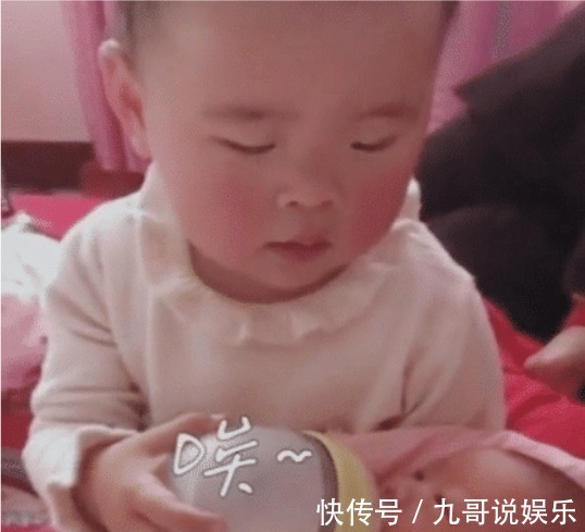 小小年纪|尿不湿界“混得最惨”宝宝喂奶火了,一声“唉”深藏了太多功与名