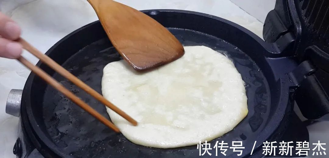 我家烙饼从来不早起,冰箱里一放,比手抓饼好吃,一次四个不够吃